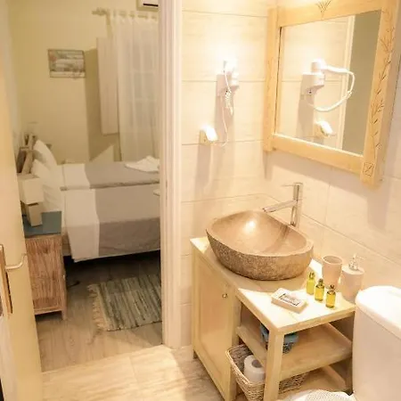 Akrotiri Guest house *