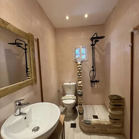 Akrotiri 招待所 4*