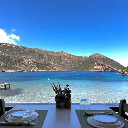 Akrotiri 招待所 4*